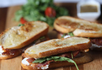 Pan de cerveza relleno con queso de cabra y tocino